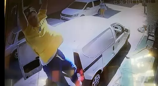 Son Dakika | EŞİYLE TARTIŞIP, BALKONDAN ATLADI; O ANLAR KAMERADA Son Dakika | EŞİYLE TARTIŞIP, BALKONDAN ATLADI; O ANLAR KAMERADA