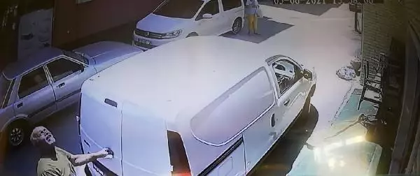 Son Dakika | EŞİYLE TARTIŞIP, BALKONDAN ATLADI; O ANLAR KAMERADA Son Dakika | EŞİYLE TARTIŞIP, BALKONDAN ATLADI; O ANLAR KAMERADA