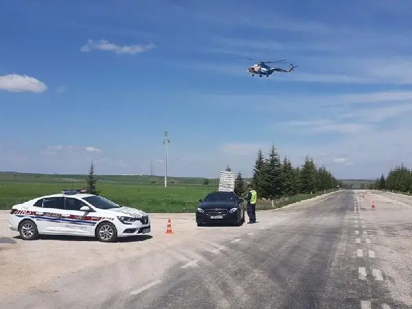 Eskişehir'de helikopter destekli denetimde 21 sürücüye ceza Eskişehir'de helikopter destekli denetimde 21 sürücüye ceza