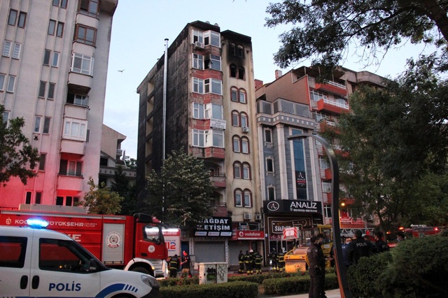 evde cikan yanginda 3 kisi hastanelik oldu 4 14183740 o