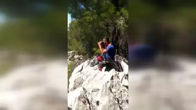 Antalya'da fotoğraf çekmek için gittiği dağlık bölgede kaybolan kişiyi arama çalışmaları sürüyor Antalya'da fotoğraf çekmek için gittiği dağlık bölgede kaybolan kişiyi arama çalışmaları sürüyor
