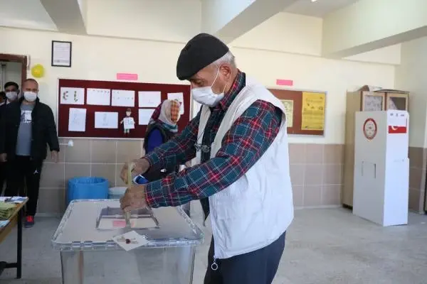 AFYONKARAHİSAR GÜNEY'DEKİ SEÇİMDE ADAYA ÇIKAN 1 OY MERAK KONUSU OLDU AFYONKARAHİSAR GÜNEY'DEKİ SEÇİMDE ADAYA ÇIKAN 1 OY MERAK KONUSU OLDU