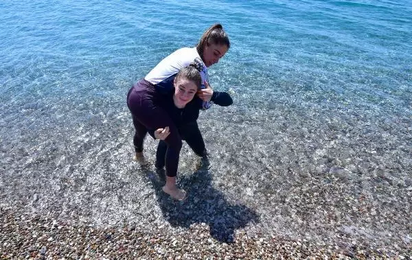 SPOR Güreşçi kardeşler, otomobil iterek güç depoluyor