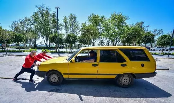 SPOR Güreşçi kardeşler, otomobil iterek güç depoluyor