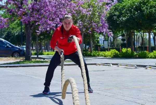 SPOR Güreşçi kardeşler, otomobil iterek güç depoluyor