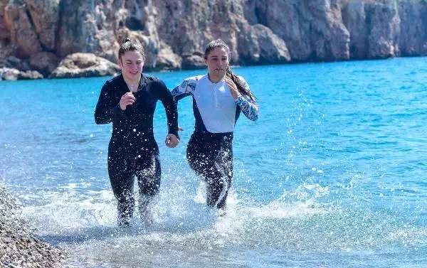 SPOR Güreşçi kardeşler, otomobil iterek güç depoluyor