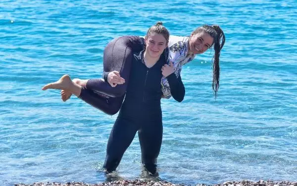 SPOR Güreşçi kardeşler, otomobil iterek güç depoluyor