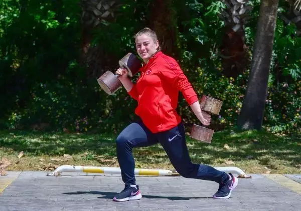 SPOR Güreşçi kardeşler, otomobil iterek güç depoluyor