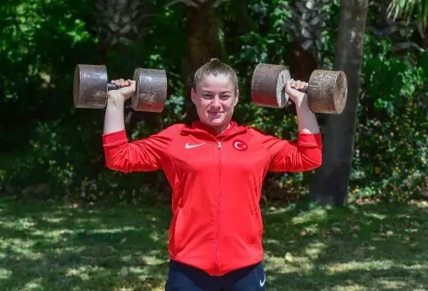 SPOR Güreşçi kardeşler, otomobil iterek güç depoluyor