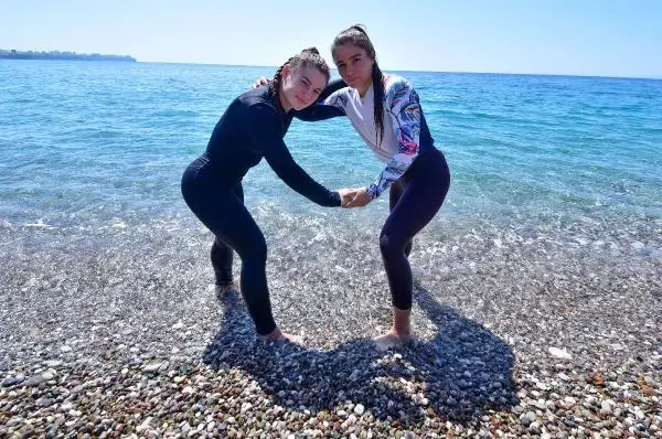SPOR Güreşçi kardeşler, otomobil iterek güç depoluyor