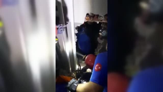 Son dakika haberleri... Havalandırma boşluğuna düşerek yaralanan kişi itfaiye ekiplerince kurtarıldı