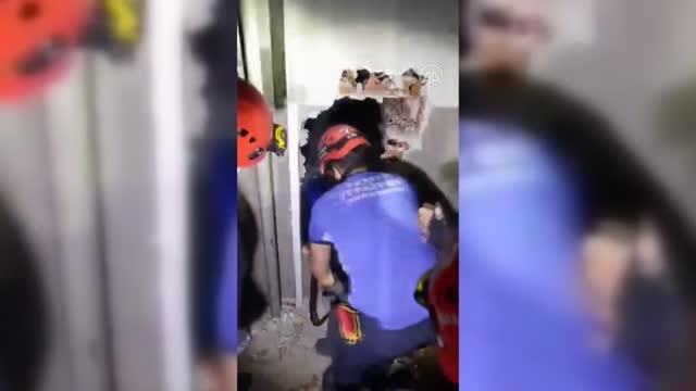 Son dakika haberleri... Havalandırma boşluğuna düşerek yaralanan kişi itfaiye ekiplerince kurtarıldı