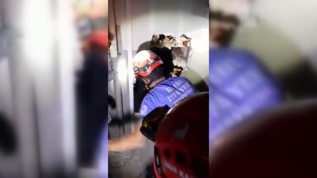Son dakika haberleri... Havalandırma boşluğuna düşerek yaralanan kişi itfaiye ekiplerince kurtarıldı