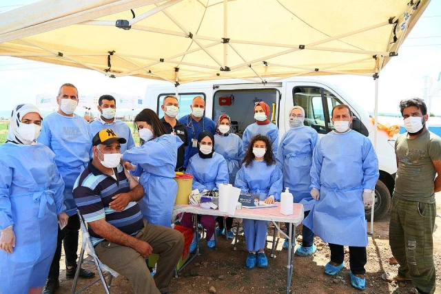 Son dakika haberleri! İzmir'de mevsimlik tarım işçilerine koronavirüs aşısı yapıldı
