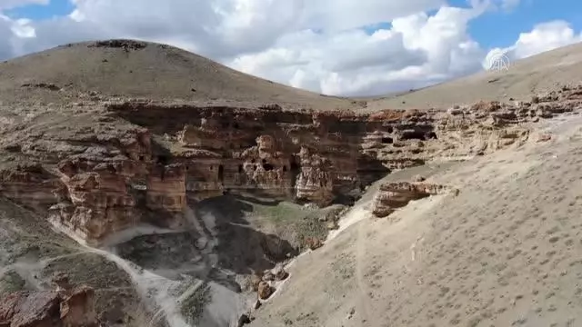 Kayalar oyularak yapılan 'Yukarı Biligan Mağaraları' ziyaretçilerini bekliyor Kayalar oyularak yapılan 'Yukarı Biligan Mağaraları' ziyaretçilerini bekliyor