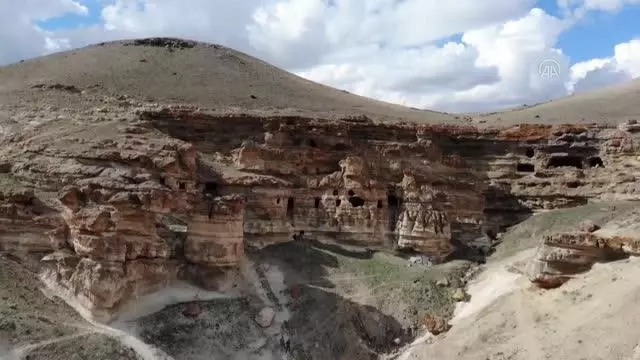 Kayalar oyularak yapılan 'Yukarı Biligan Mağaraları' ziyaretçilerini bekliyor Kayalar oyularak yapılan 'Yukarı Biligan Mağaraları' ziyaretçilerini bekliyor
