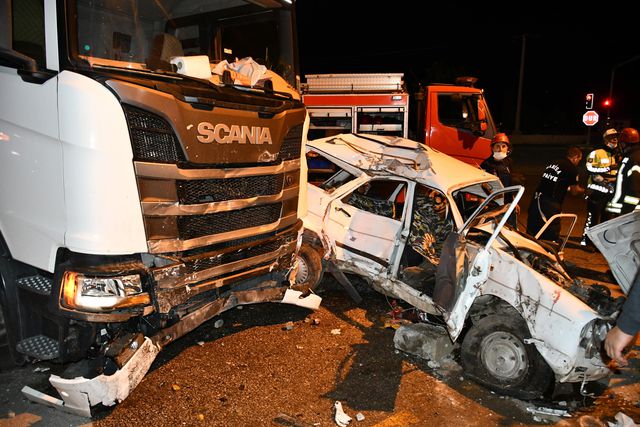 Tırla otomobilin çarpıştığı kazda 2 kişi yaralandı