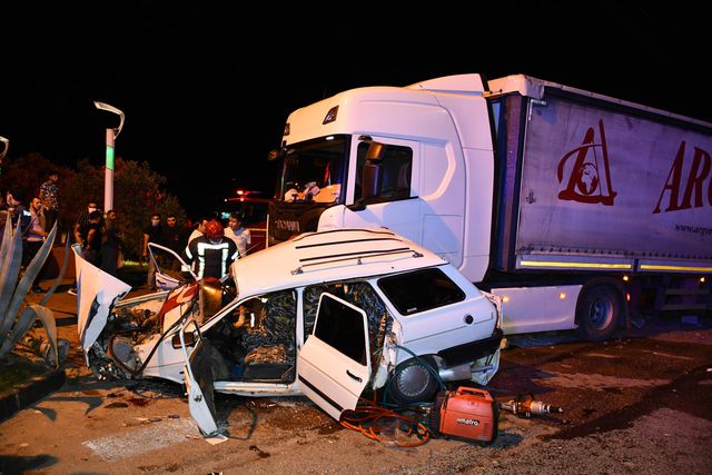 Tırla otomobilin çarpıştığı kazda 2 kişi yaralandı