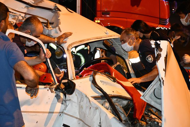 Tırla otomobilin çarpıştığı kazda 2 kişi yaralandı