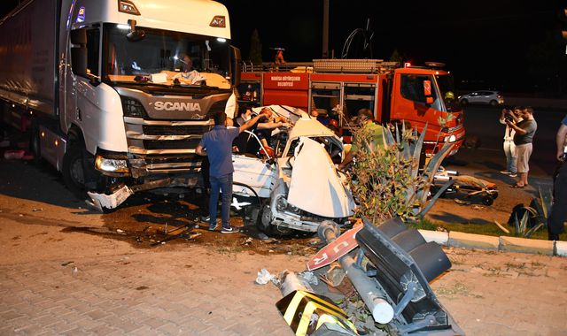 Tırla otomobilin çarpıştığı kazda 2 kişi yaralandı