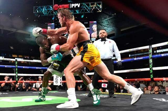 Mayweather rezil oldu! Dünyanın en çok kazanan boksörü, ringde YouTuber'a diş geçiremedi Mayweather rezil oldu! Dünyanın en çok kazanan boksörü, ringde YouTuber'a diş geçiremedi