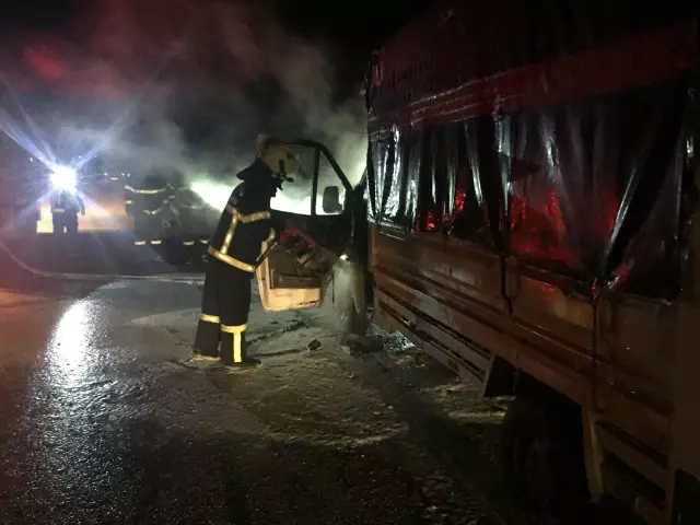 Merzifon'da seyir halindeki kamyonette çıkan yangın ekiplerce söndürüldü Merzifon'da seyir halindeki kamyonette çıkan yangın ekiplerce söndürüldü