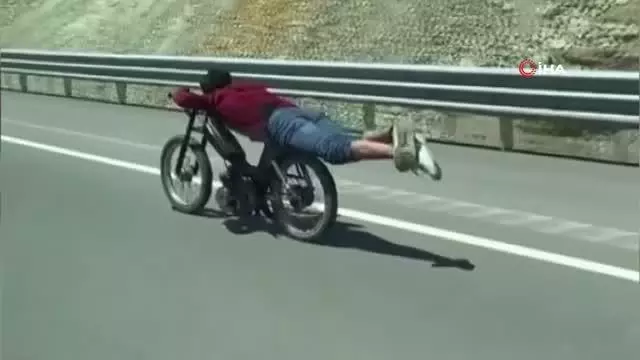 Motosikletin üstüne yatan sürücünün tehlikeli yolculuğu kamerada Motosikletin üstüne yatan sürücünün tehlikeli yolculuğu kamerada