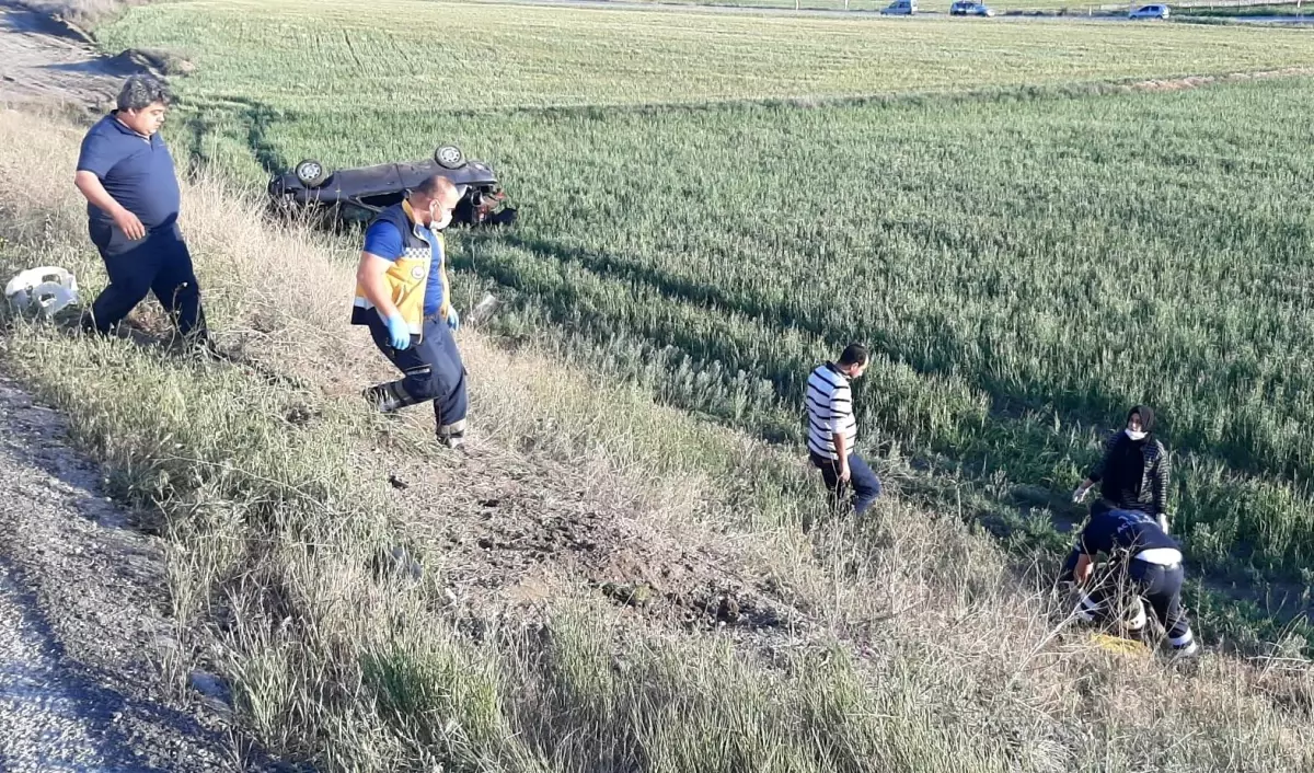 Takla atan otomobil tarlaya devrildi: 3 yaralı
