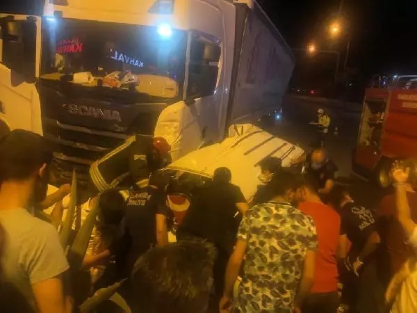 TIR İLE OTOMOBİL ÇARPIŞTI, O ANLAR ARAÇ KAMERASINDA: 1'İ AĞIR, 2 YARALI TIR İLE OTOMOBİL ÇARPIŞTI, O ANLAR ARAÇ KAMERASINDA: 1'İ AĞIR, 2 YARALI