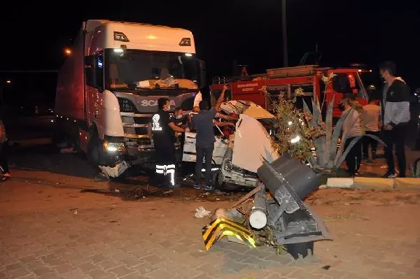 TIR İLE OTOMOBİL ÇARPIŞTI, O ANLAR ARAÇ KAMERASINDA: 1'İ AĞIR, 2 YARALI TIR İLE OTOMOBİL ÇARPIŞTI, O ANLAR ARAÇ KAMERASINDA: 1'İ AĞIR, 2 YARALI