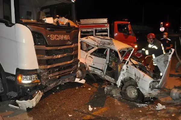 TIR İLE OTOMOBİL ÇARPIŞTI, O ANLAR ARAÇ KAMERASINDA: 1'İ AĞIR, 2 YARALI TIR İLE OTOMOBİL ÇARPIŞTI, O ANLAR ARAÇ KAMERASINDA: 1'İ AĞIR, 2 YARALI