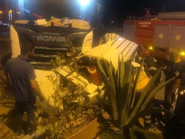 TIR İLE OTOMOBİL ÇARPIŞTI, O ANLAR ARAÇ KAMERASINDA: 1'İ AĞIR, 2 YARALI TIR İLE OTOMOBİL ÇARPIŞTI, O ANLAR ARAÇ KAMERASINDA: 1'İ AĞIR, 2 YARALI