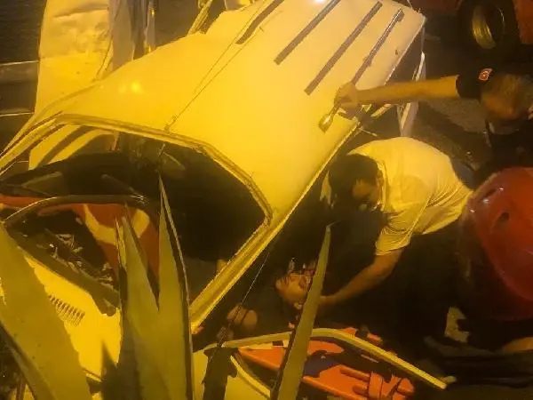 TIR İLE OTOMOBİL ÇARPIŞTI, O ANLAR ARAÇ KAMERASINDA: 1'İ AĞIR, 2 YARALI TIR İLE OTOMOBİL ÇARPIŞTI, O ANLAR ARAÇ KAMERASINDA: 1'İ AĞIR, 2 YARALI