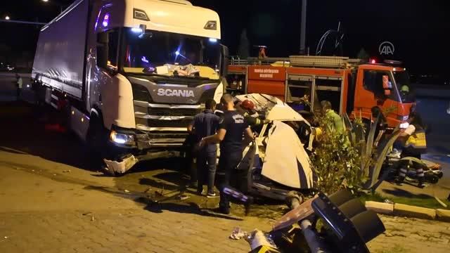 Tırla otomobilin çarpıştığı kazda 2 kişi yaralandı