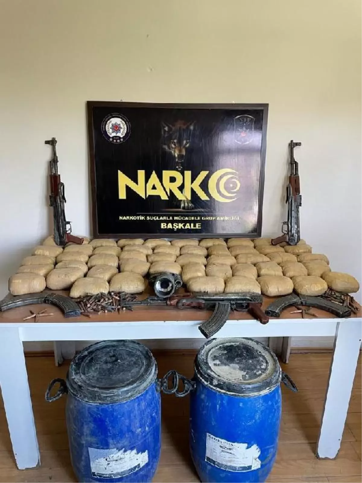 Son dakika haberleri... Van'da PKK'ya ait araziye gizlenmiş silah ve esrar ele geçirildi