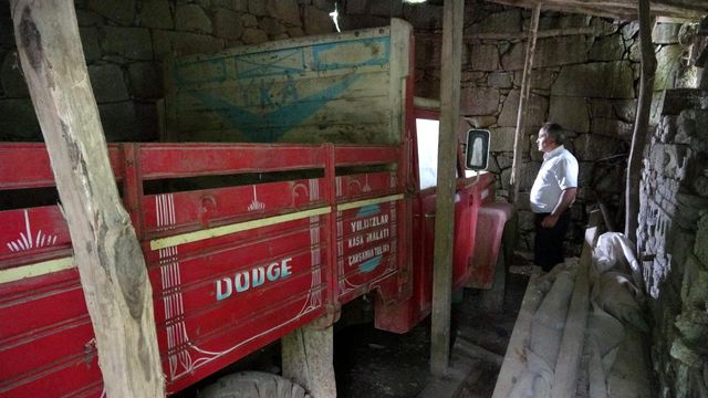42 yıl önce garaja konulan kamyonet bir kere bile dışarı çıkartılmadı