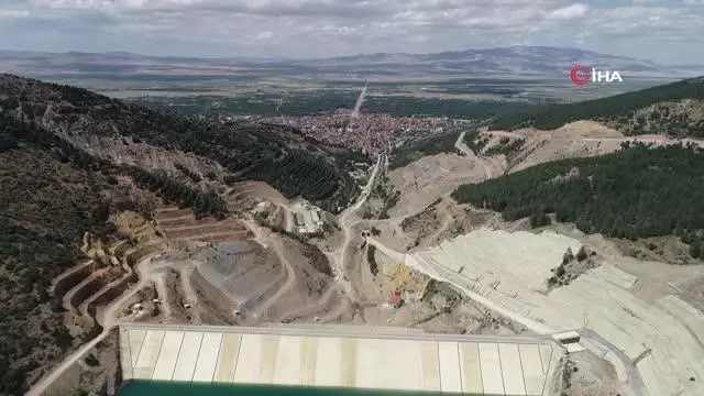 500 günde tamamlanan 105 metre yüksekliğinde baraj ekonomiye yıllık 40 milyon TL'lik ek gelir sağlayacak 500 günde tamamlanan 105 metre yüksekliğinde baraj ekonomiye yıllık 40 milyon TL'lik ek gelir sağlayacak