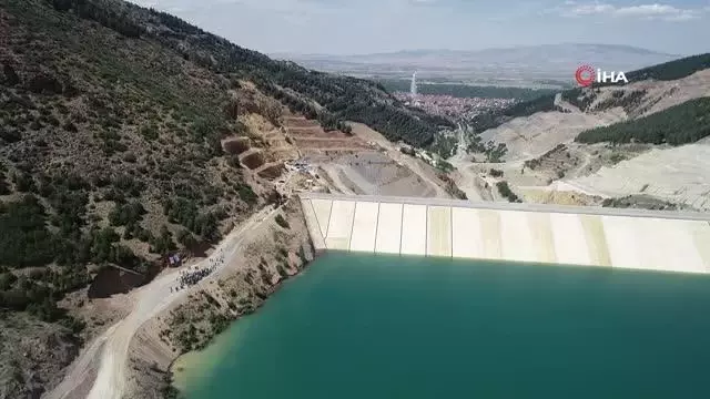 500 günde tamamlanan 105 metre yüksekliğinde baraj ekonomiye yıllık 40 milyon TL'lik ek gelir sağlayacak 500 günde tamamlanan 105 metre yüksekliğinde baraj ekonomiye yıllık 40 milyon TL'lik ek gelir sağlayacak