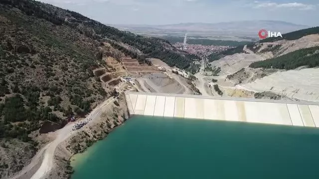 500 günde tamamlanan 105 metre yüksekliğinde baraj ekonomiye yıllık 40 milyon TL'lik ek gelir sağlayacak 500 günde tamamlanan 105 metre yüksekliğinde baraj ekonomiye yıllık 40 milyon TL'lik ek gelir sağlayacak