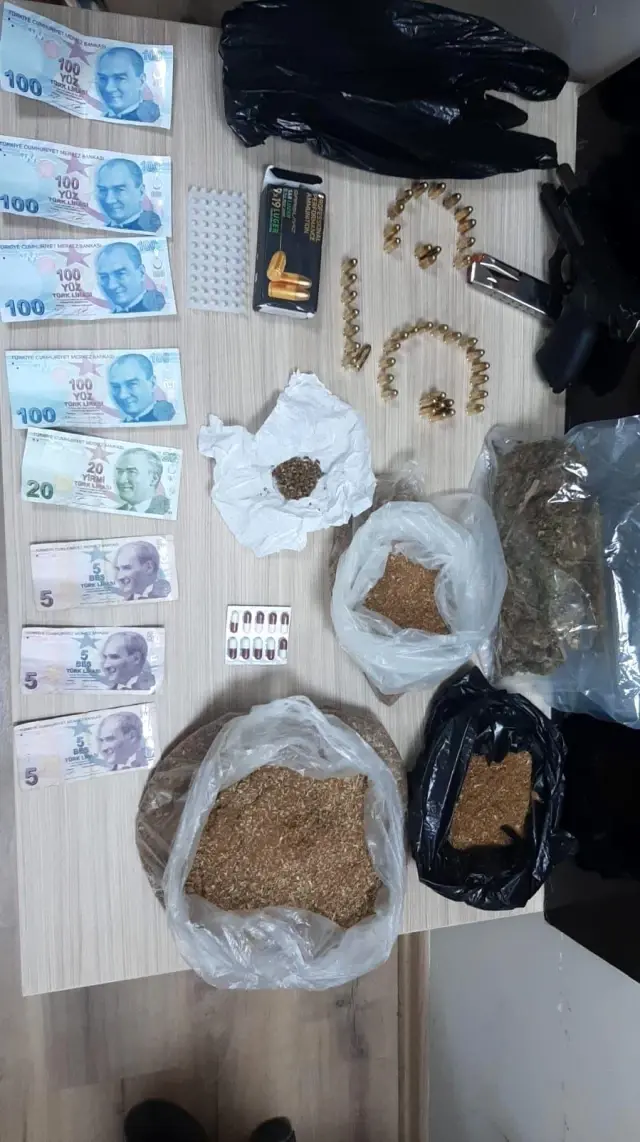 Adana'da uyuşturucu ticareti yapan kişi yakalandı Adana'da uyuşturucu ticareti yapan kişi yakalandı