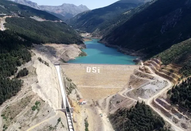 500 günde tamamlanan 105 metre yüksekliğinde baraj ekonomiye yıllık 40 milyon TL'lik ek gelir sağlayacak 500 günde tamamlanan 105 metre yüksekliğinde baraj ekonomiye yıllık 40 milyon TL'lik ek gelir sağlayacak