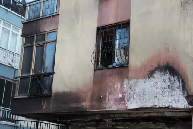 Son dakika... Bir evde meydana gelen patlamanın ardından çıkan yangında bir kişi yaralandı (2) Son dakika... Bir evde meydana gelen patlamanın ardından çıkan yangında bir kişi yaralandı (2)