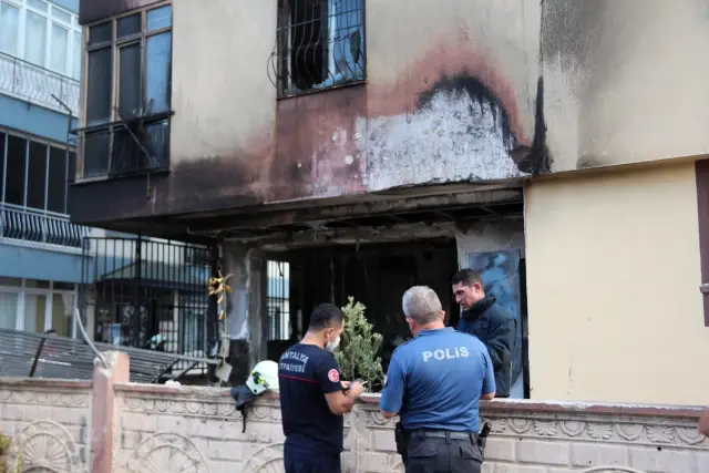Son dakika... Bir evde meydana gelen patlamanın ardından çıkan yangında bir kişi yaralandı (2) Son dakika... Bir evde meydana gelen patlamanın ardından çıkan yangında bir kişi yaralandı (2)