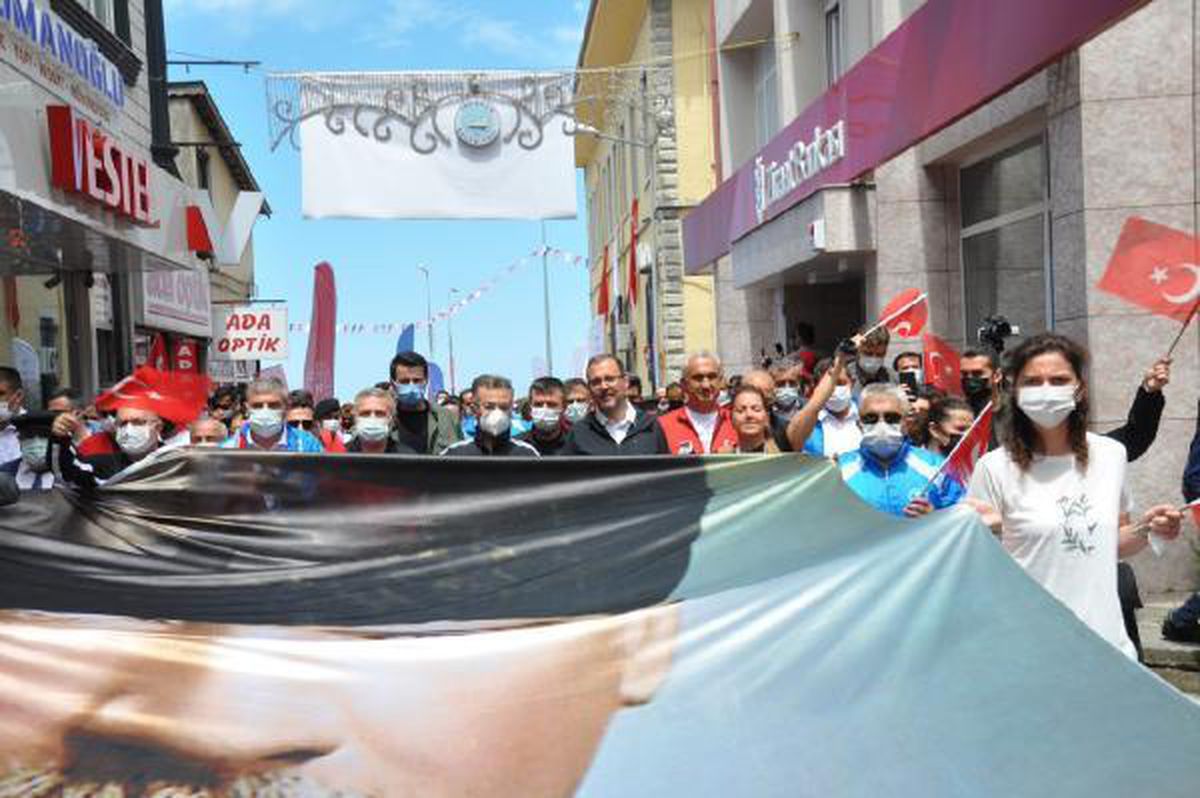 Bakan Kasapoğlu 'Atatürk ve İstiklal Yolu Yürüyüşü'ne katıldı