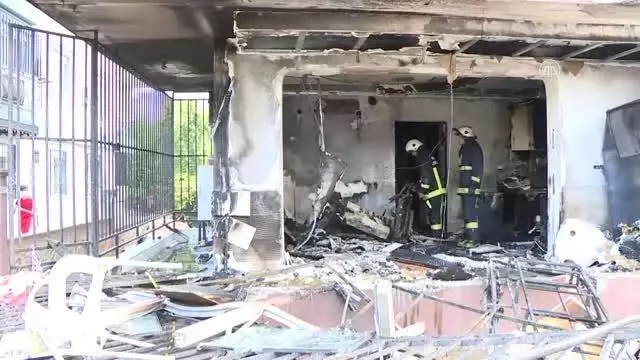 Son dakika... Bir evde meydana gelen patlamanın ardından çıkan yangında bir kişi yaralandı (2) Son dakika... Bir evde meydana gelen patlamanın ardından çıkan yangında bir kişi yaralandı (2)