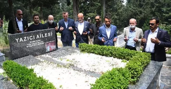 Bursaspor Yönetim Kurulu, İbrahim Yazıcı'nın kabrini ziyaret etti Bursaspor Yönetim Kurulu, İbrahim Yazıcı'nın kabrini ziyaret etti