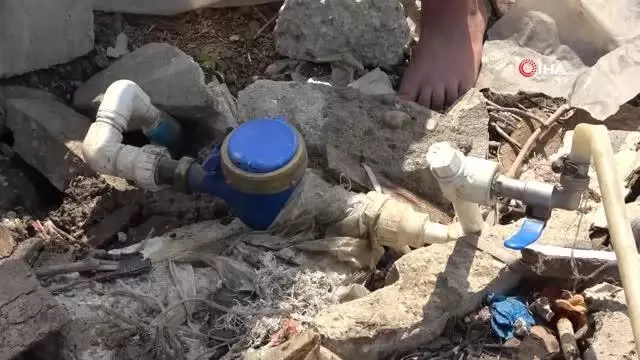 Çadırda yaşayan tarım işçisi aileye 7 bin lira su borcu Çadırda yaşayan tarım işçisi aileye 7 bin lira su borcu