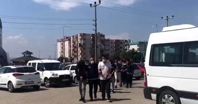 Çanakkale'de 98 düzensiz göçmen ile 10 göçmen kaçakçısı yakalandı Çanakkale'de 98 düzensiz göçmen ile 10 göçmen kaçakçısı yakalandı