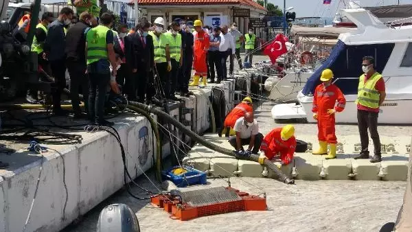 ÇANAKKALE'DE İLK GÜN DENİZDEN 17 TON MÜSİLAJ ÇEKİLDİ