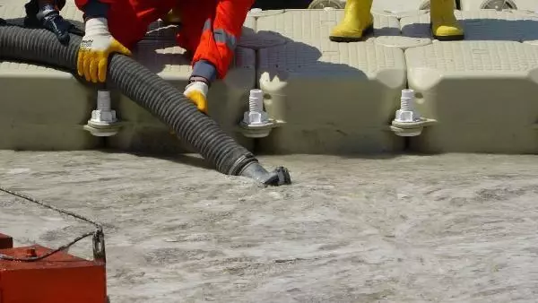 ÇANAKKALE'DE İLK GÜN DENİZDEN 17 TON MÜSİLAJ ÇEKİLDİ